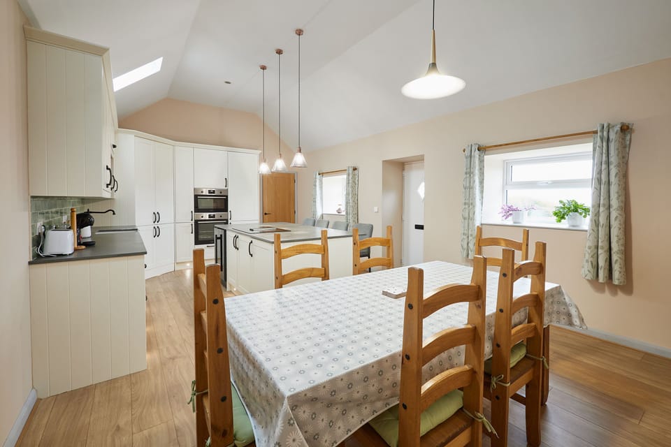 House | 3 bedrooms, desk