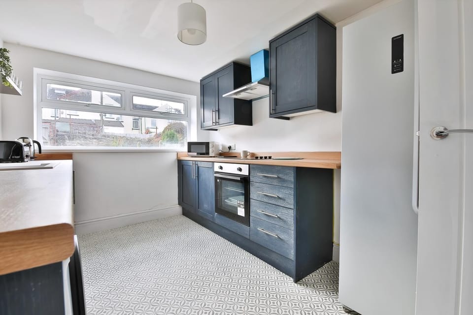 House (Charming 3 Bed Home Near Caerphilly C) | Private kitchen