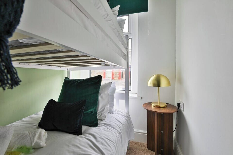 House (Charming 3 Bed Home Near Caerphilly C) | 3 bedrooms, free WiFi