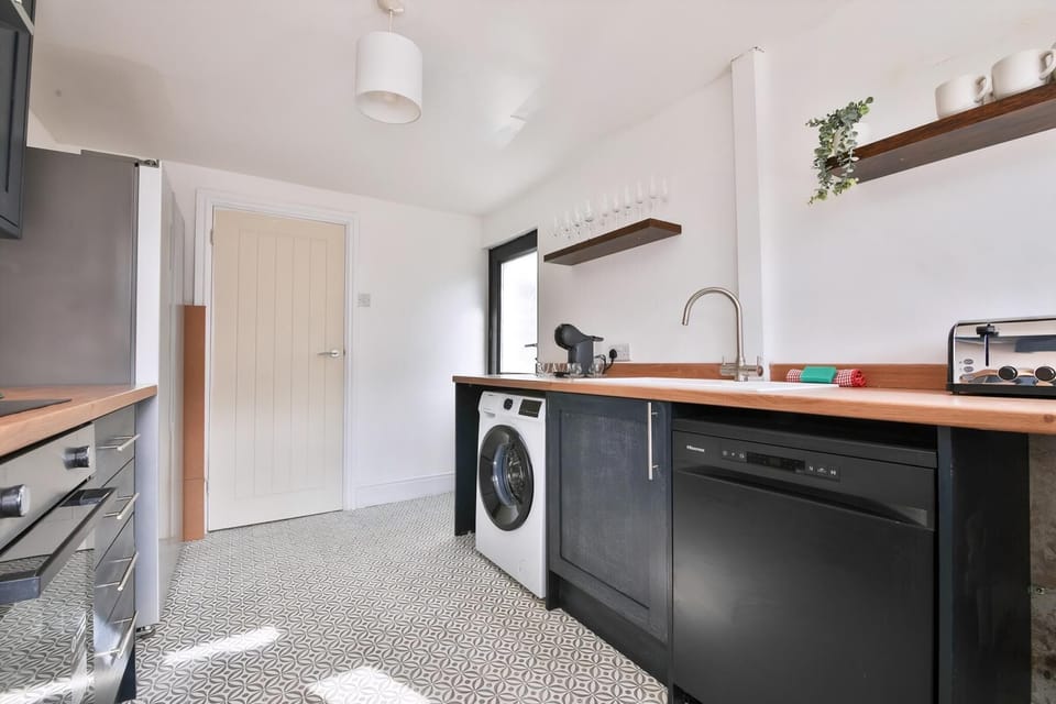 House (Charming 3 Bed Home Near Caerphilly C) | Private kitchen