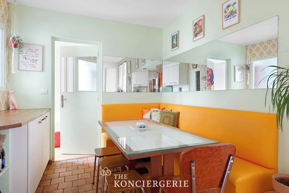 Coin repas : table, chaises et banquette