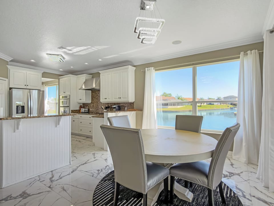 Eat-in Kitchen