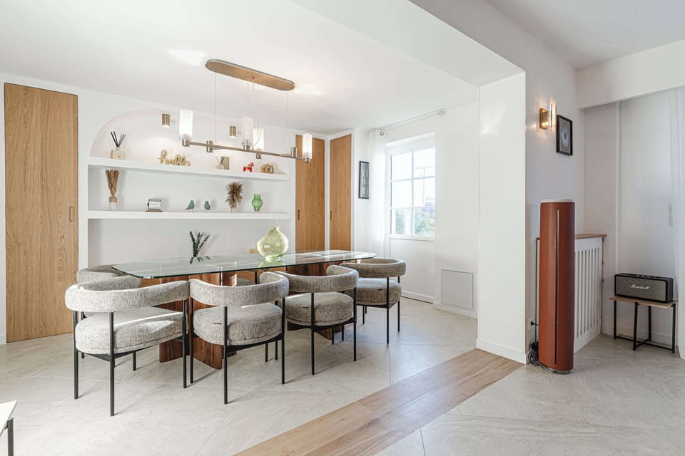 Grand séjour avec canapé, salle à manger, accès direct sur le jardin