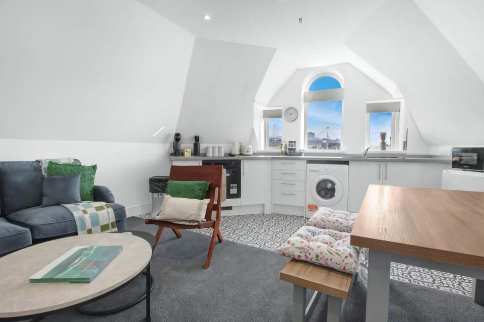 Apartment (Cardiff City Base – Modern 2-Bed Ap) | Living room