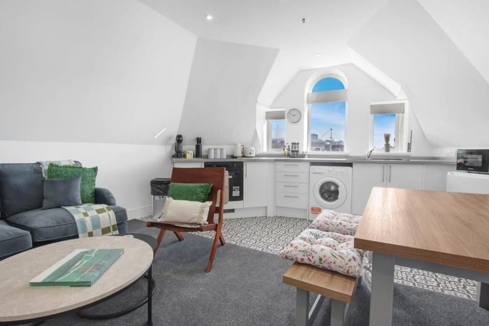 Apartment (Cardiff City Base – Modern 2-Bed Ap) | Living room