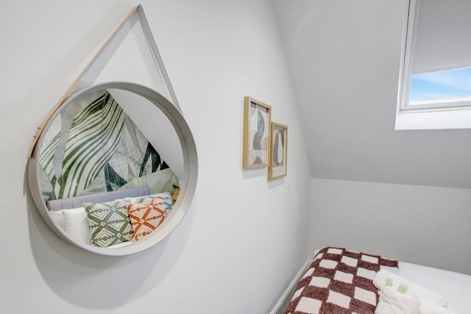 Apartment (Group Getaway – Stylish 2-Bed Cardi) | 2 bedrooms, free WiFi