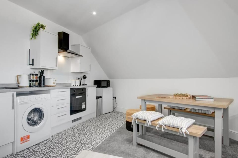 Apartment (Group Getaway – Stylish 2-Bed Cardi) | Dining
