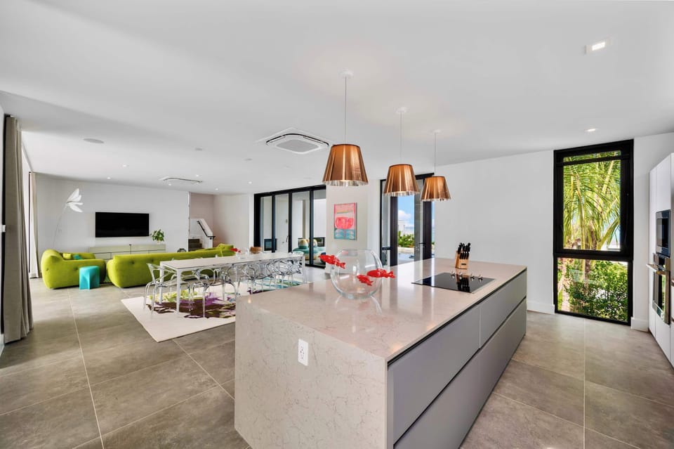 A fully equipped gourmet kitchen