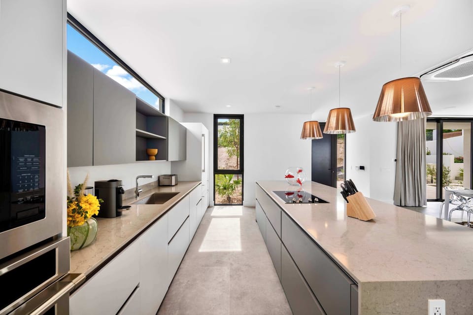 A fully equipped gourmet kitchen