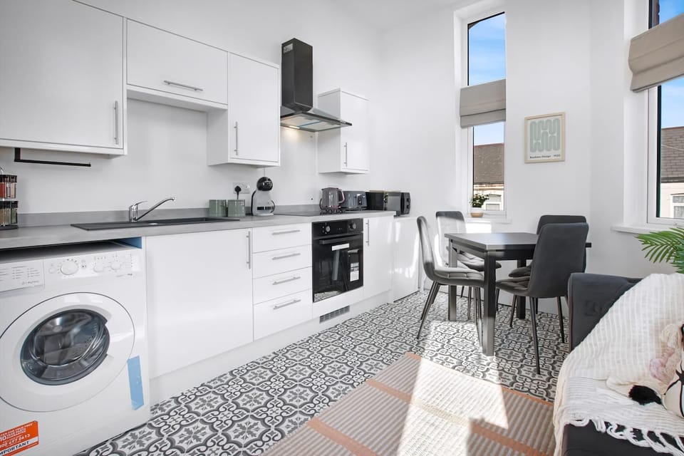 Apartment (The Family Nest – 3-Bed Apartment w) | Private kitchen | Cookware/dishes/utensils