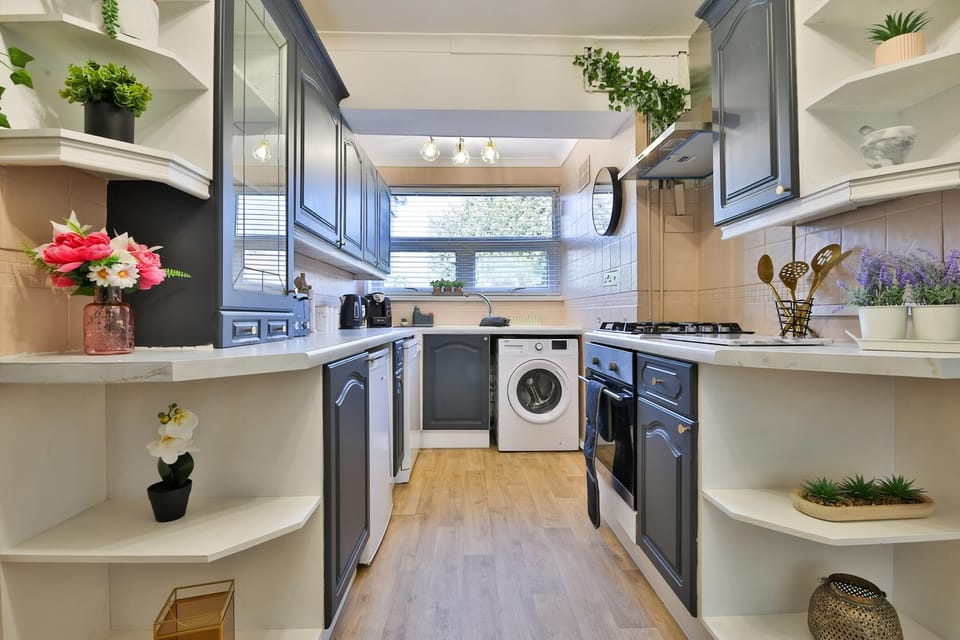 House (Spacious 3 Bed Home with Pool Table) | Private kitchen