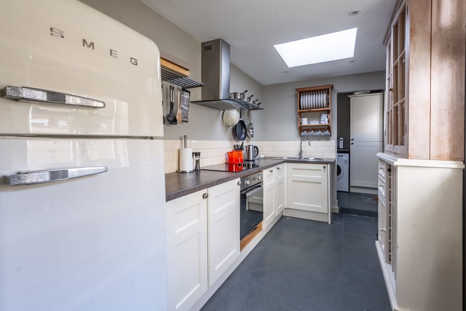 Goose Cottage, Titchwell: The modern kitchen is well equipped