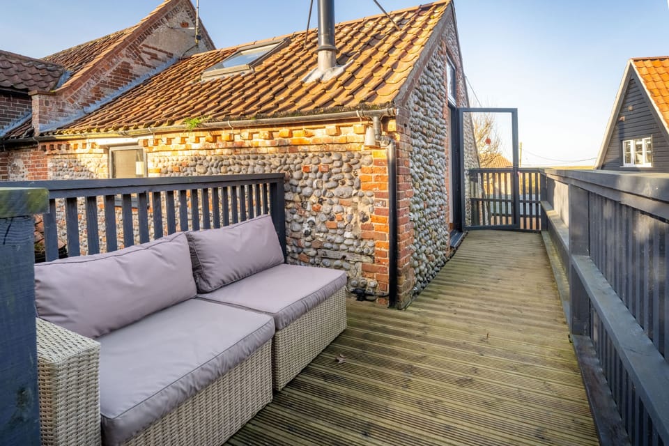 Mill End, Weybourne: Outdoor seating on the balcony