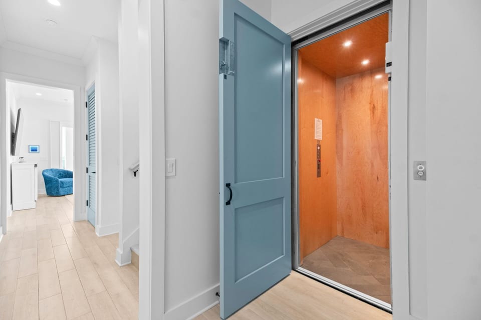Vivianna #11- Second Floor - Elevator