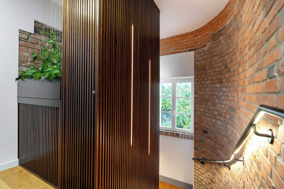 Staircase with modern finishes.