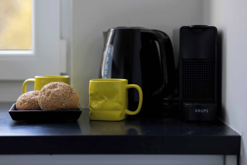 The kitchen's modern amenities ensure a comfortable stay.