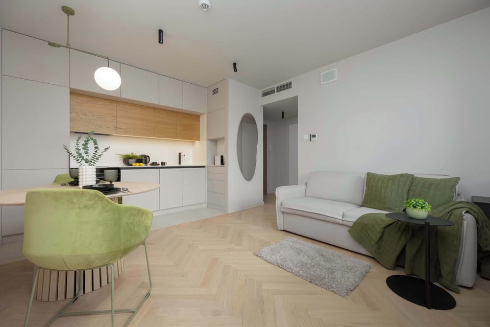 The open living area with a kitchenette and bright furniture invites you to spend time together in a cozy, harmonious atmosphere.