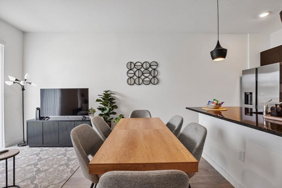 Dining area image 5