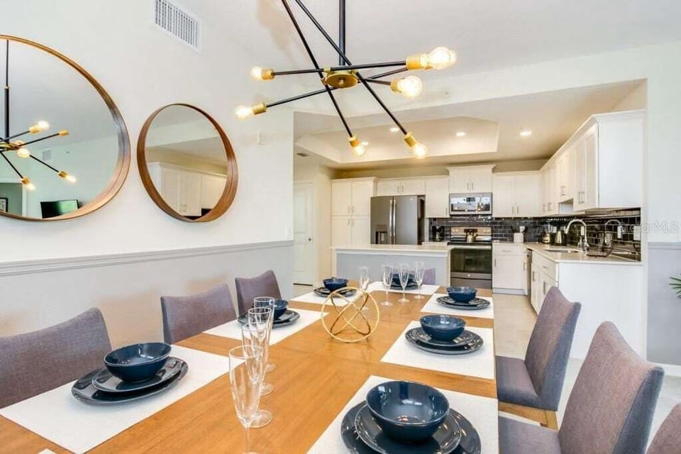 Dining area image 1