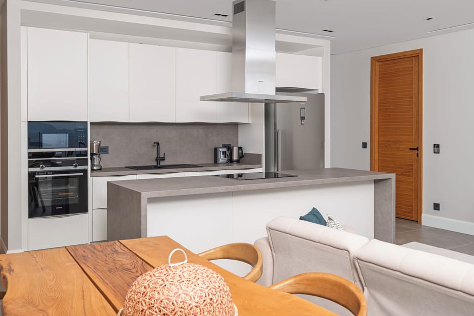 Full-size fridge, microwave, oven, stovetop
