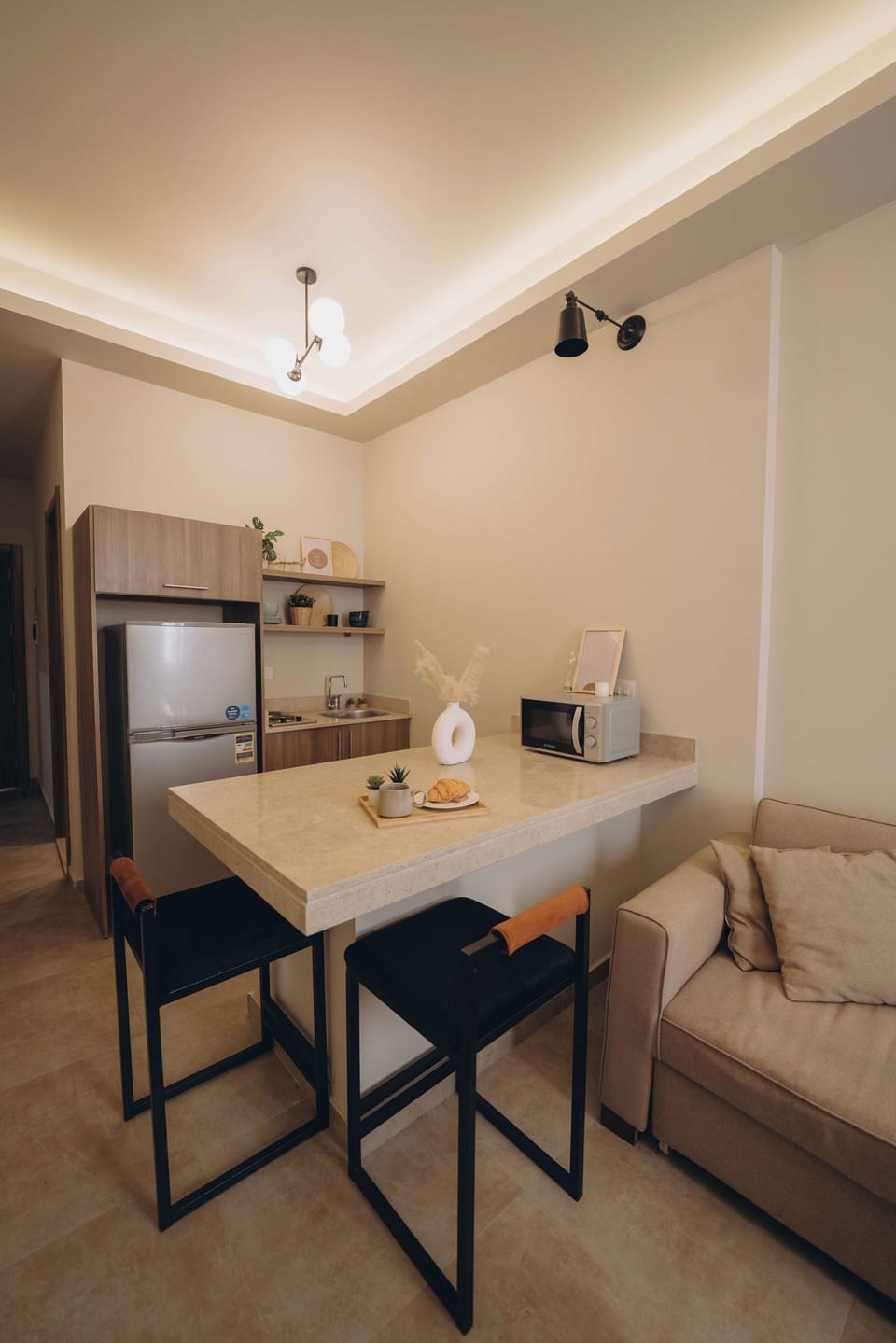 Elite Apartment, City View | Private kitchen | Fridge, microwave, stovetop, cookware/dishes/utensils