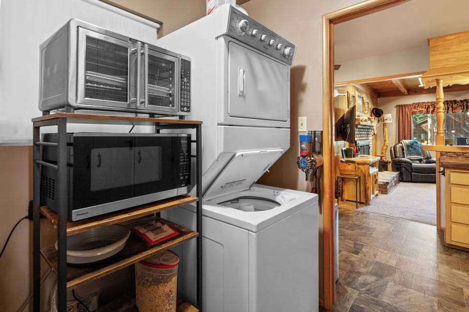 Signature Cabin, 3 Bedrooms, Kitchen, Mountain View | Laundry