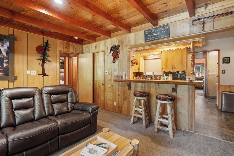 Signature Cabin, 3 Bedrooms, Kitchen, Mountain View | Living room | 32-inch Smart TV with digital channels, fireplace