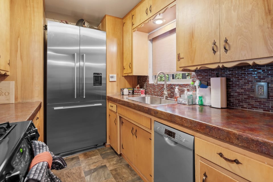 Signature Cabin, 3 Bedrooms, Kitchen, Mountain View | Private kitchen | Coffee/tea maker, fridge, microwave, oven