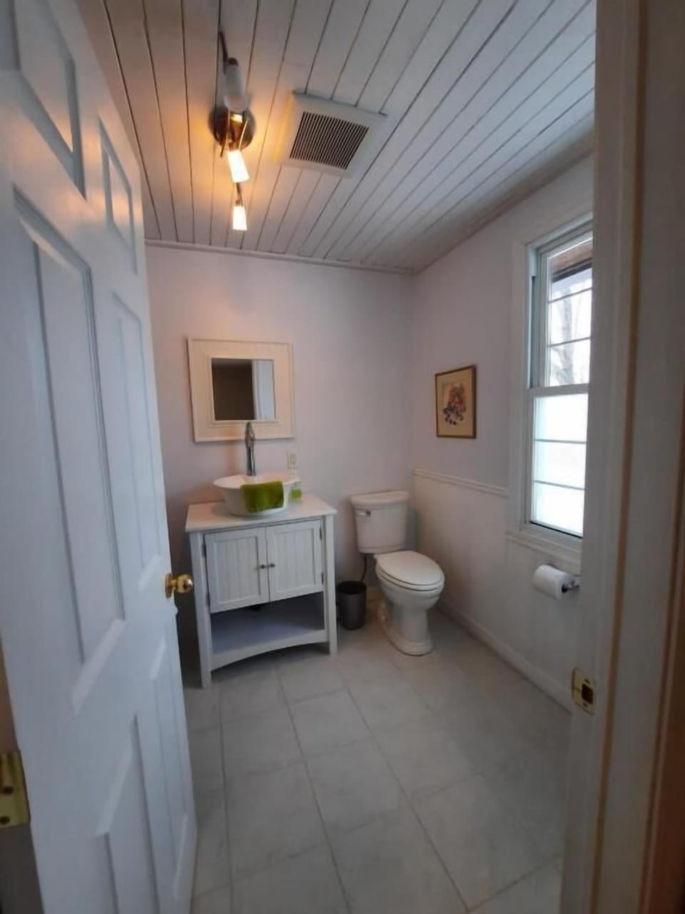 Room 8 | Bathroom | Hair dryer, towels, soap, shampoo