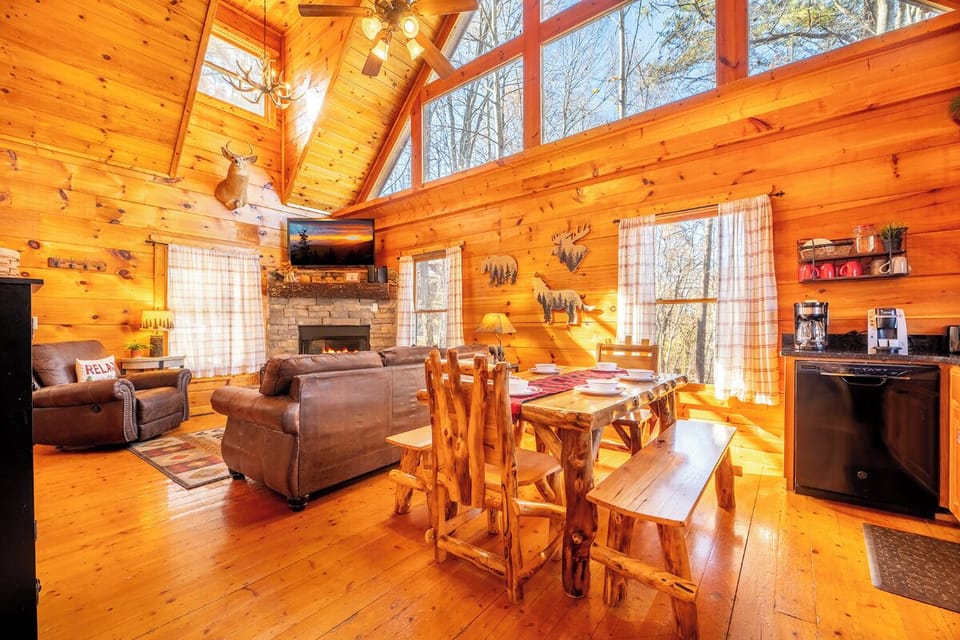 TreeTop Lodge's cozy living area