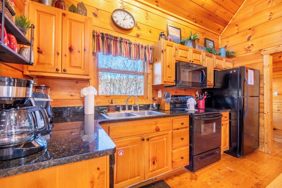 TreeTop Lodge's fully-equipped kitchen