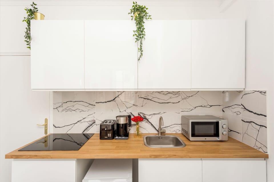 Apartment | Private kitchen | Fridge, microwave, stovetop, electric kettle