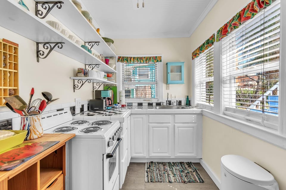 House, 2 Queen Beds (John's Pass-Time Beach Cottage #1) | Private kitchen | Oven, toaster