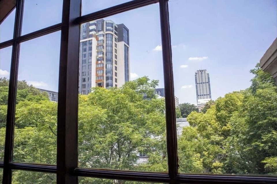 Ideally located for Sandton CDB. Investec, Gautrain, Sandton City, Convention Center, Investec, Morningside Medi Clinic are all within 1 km