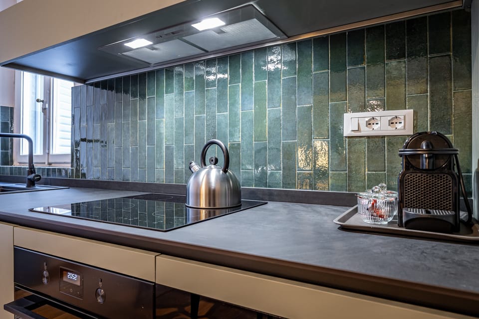 Private kitchen | Coffee/tea maker, freezer