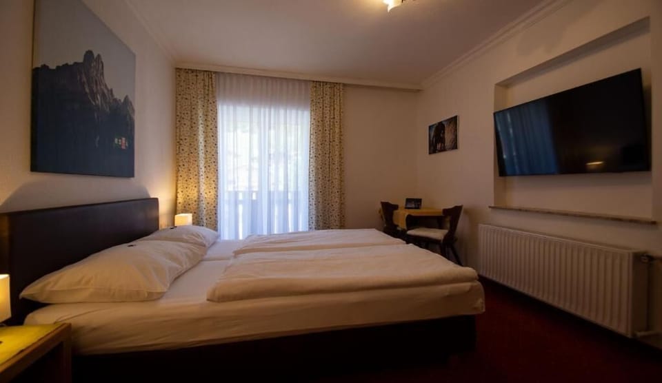 Basic Double Room, Mountain View | Desk, free WiFi