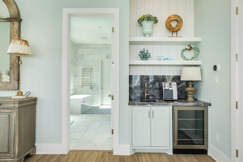 Start your morning with coffee or end your days with your favorite beverage thanks to the in suite wet bar