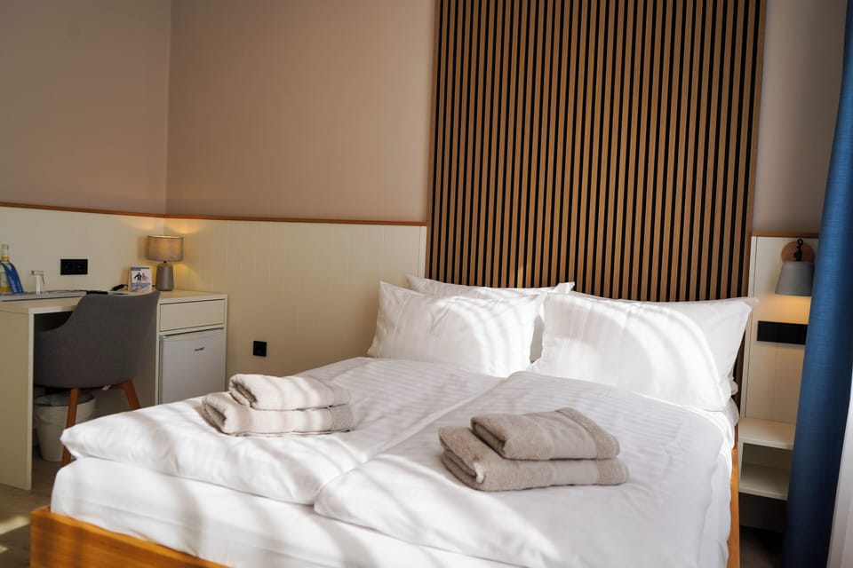 Comfort Single Room | In-room safe, blackout drapes, iron/ironing board, free WiFi