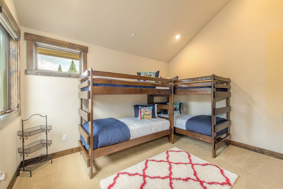 Bedro0m 3 Bunk Beds