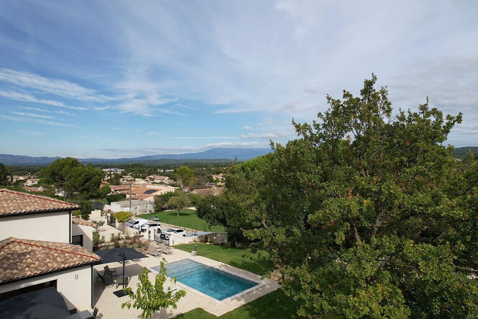 Holiday rental in Pernes-les-Fontaines with Ventoux view. Fully equipped villa for 8 people. Online booking with Plaisirs &amp; Maisons de Provence