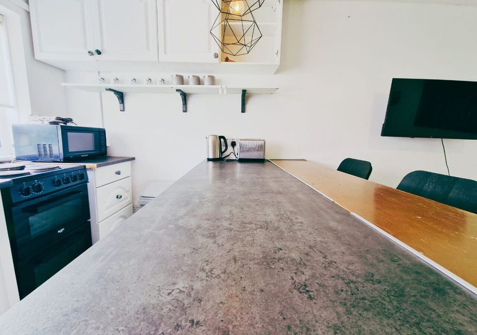 Condo, Private Bathroom | Shared kitchen | Electric kettle, toaster