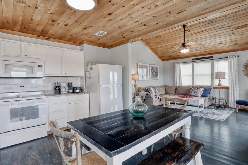 House, Multiple Beds (Whitesands Beach House - North) | Private kitchen | Oven, toaster