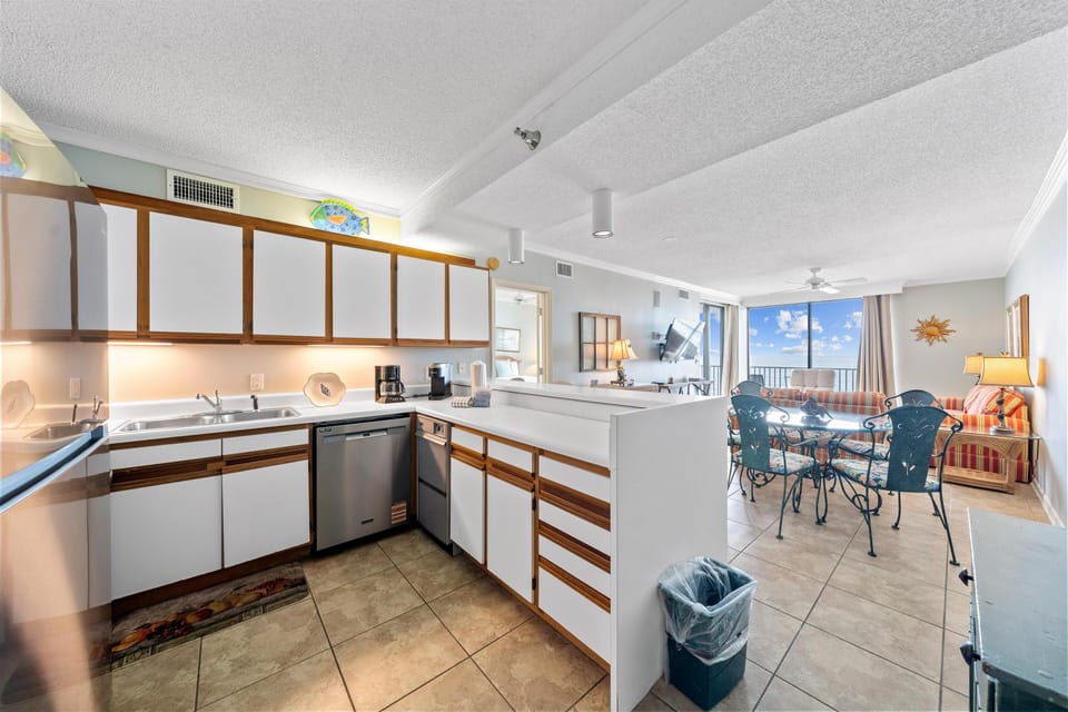 Condo, Multiple Beds (Romar Place 705) | Private kitchen | Oven