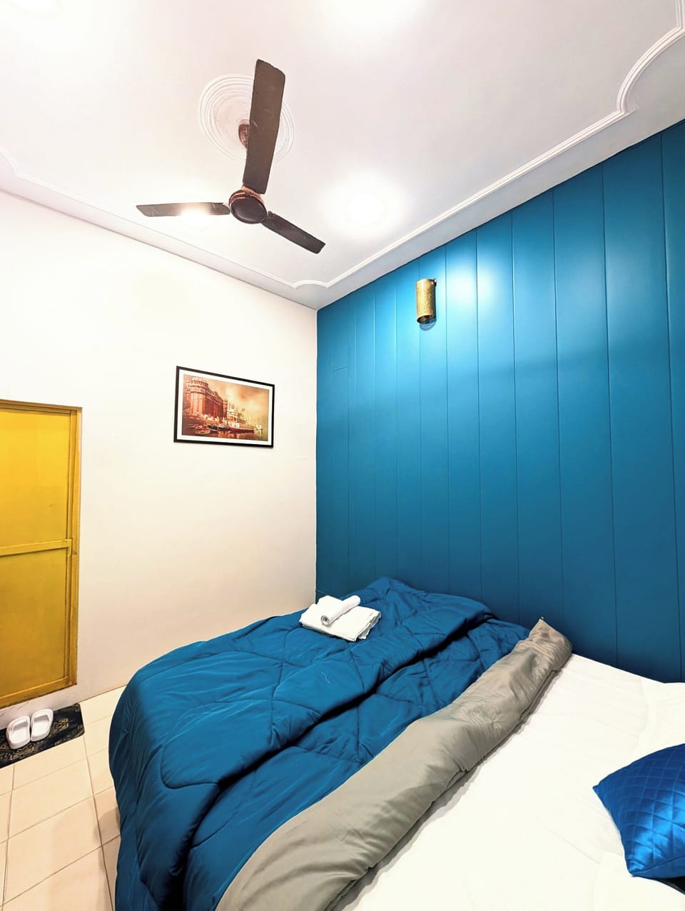 Memory foam beds, laptop workspace, free WiFi, bed sheets