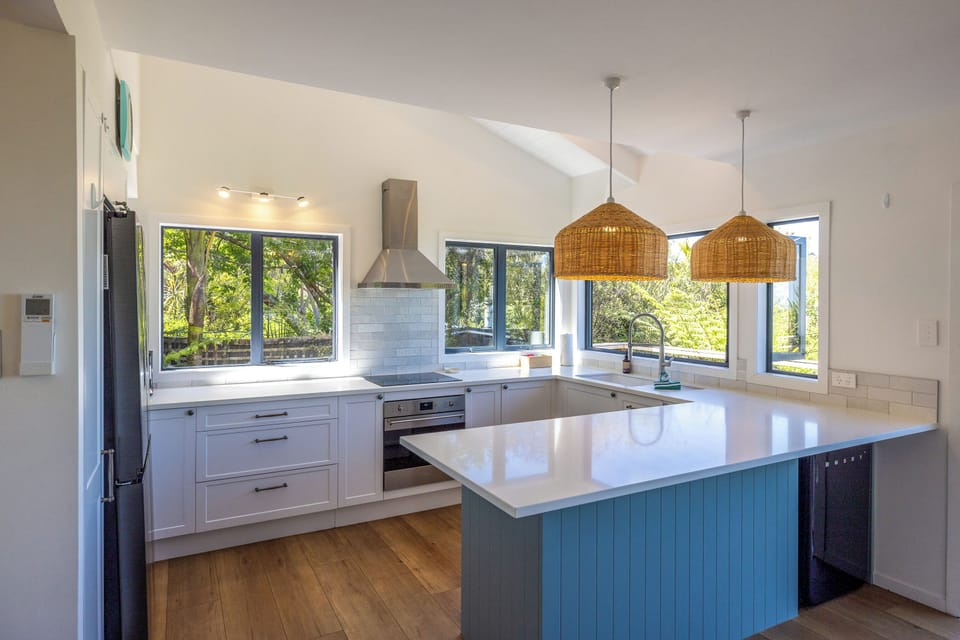 Comfort House, Bay View | Private kitchen | Electric kettle, toaster
