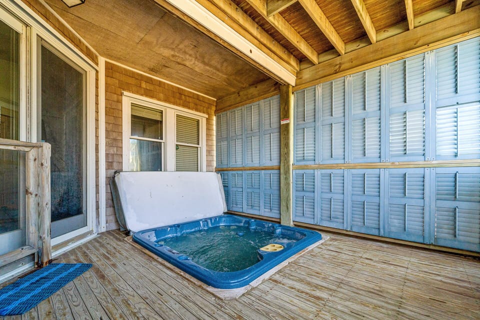 Indoor spa tub