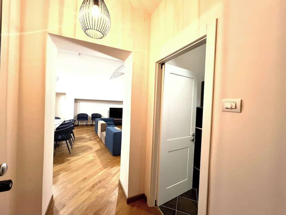 Ingresso con, a destra, accesso alla cucina e, davanti, ingresso al salone.