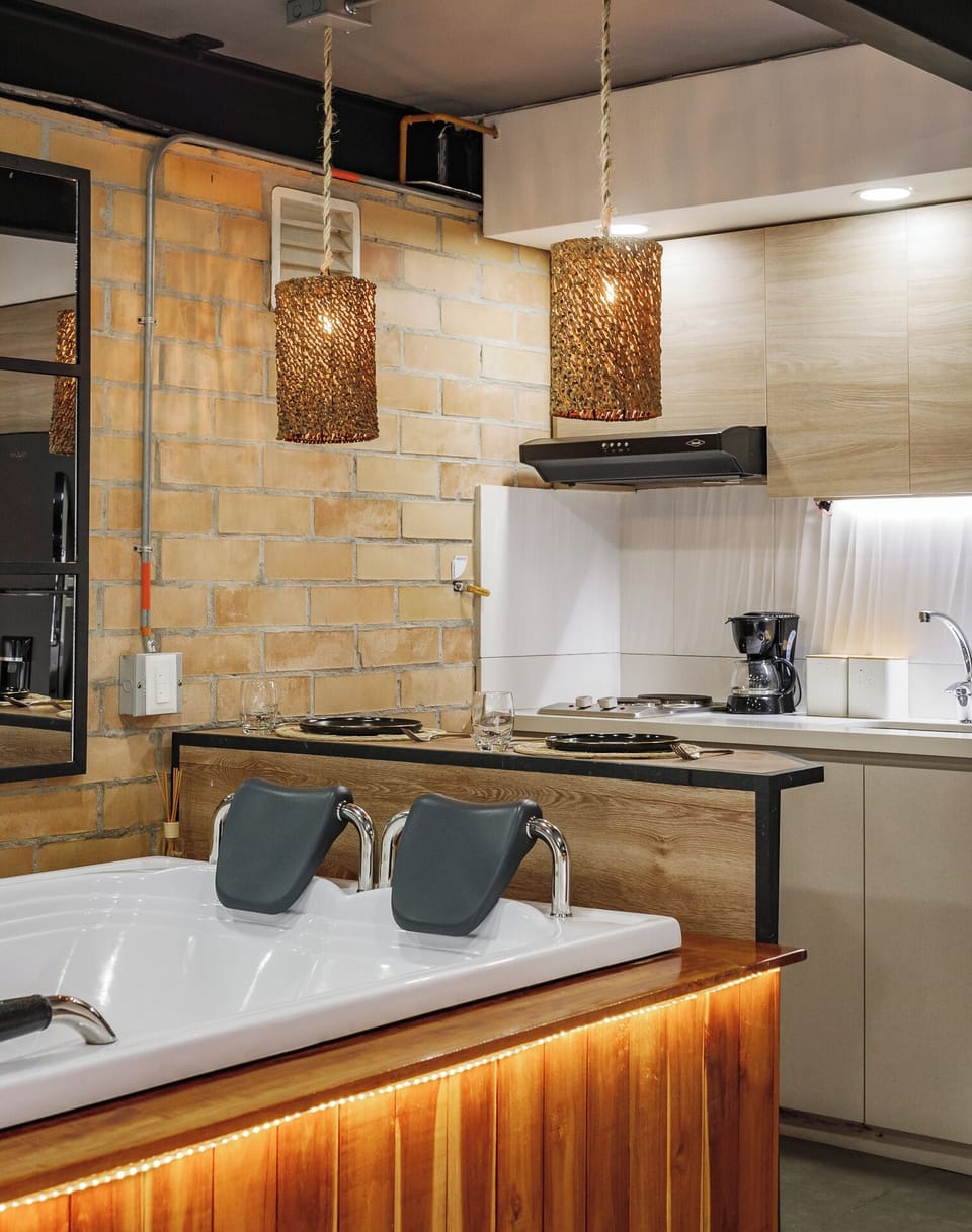 Grand Studio Suite | In-room safe, laptop workspace, iron/ironing board, free WiFi