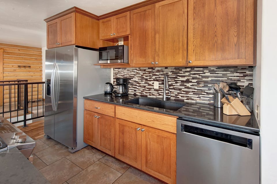 Fully stocked, gourmet kitchen with stainless steel appliances.