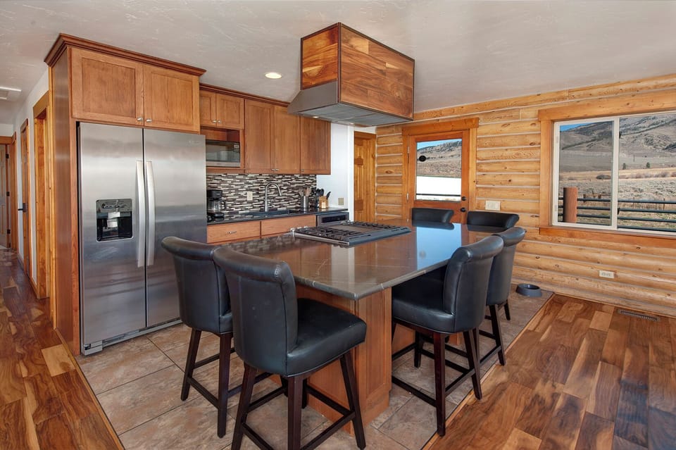 Breakfast bar on kitchen island with seating for 6.
